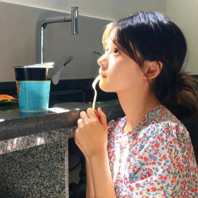 热铁皮屋顶上的猫